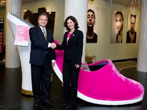 "Ulf Schirmer, Intendant der Oper Leipzig, und Michaela Bax von Haus Leben, dem Initiator des Aktionstags "Pink Shoe Day". Beide setzen sich für den guten Zweck ein."